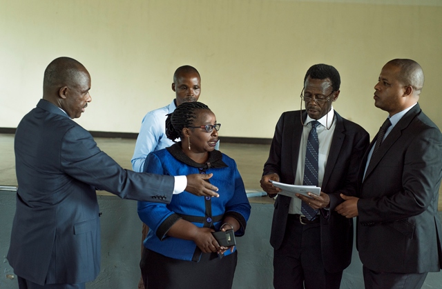 Min w'Uburezi n'abandi bayobozi bafatanyije gutangiza Ibizami ngiro bisoza amashuri yisumbuye