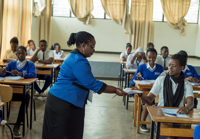 Umuyobozi w'Akarere ka Gasabo wungirije ushinzwe imibereho myiza yari mu bashyikirije abanyeshuri ibizami