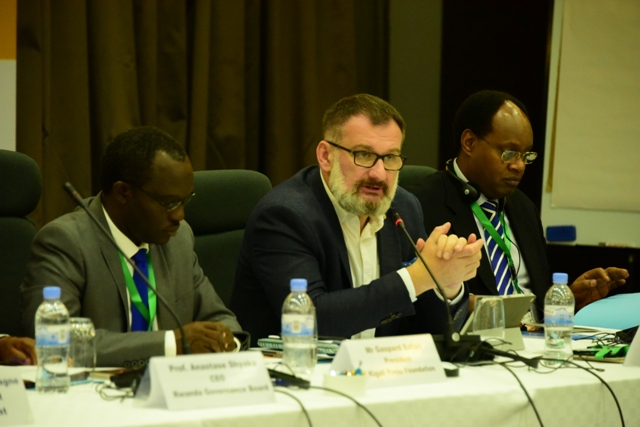 Bamwe mu bitabiriye iyi nama batanga ibitekerezo