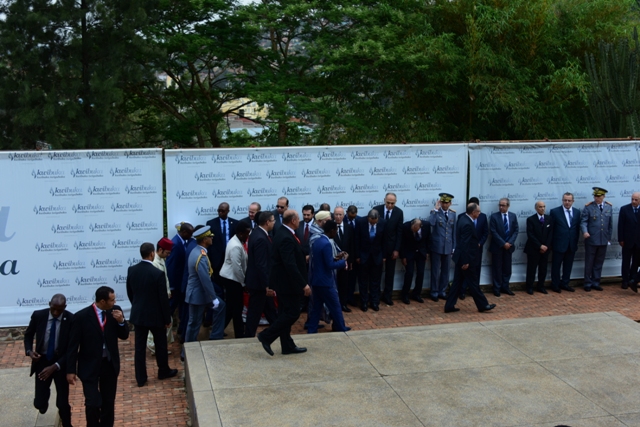 N'abandi bayobozi baherekeje Umwami wa Maroc kunamira abasize Jenoside yakorewe Abatutsi bashyinguye mu ri uru rwibutso