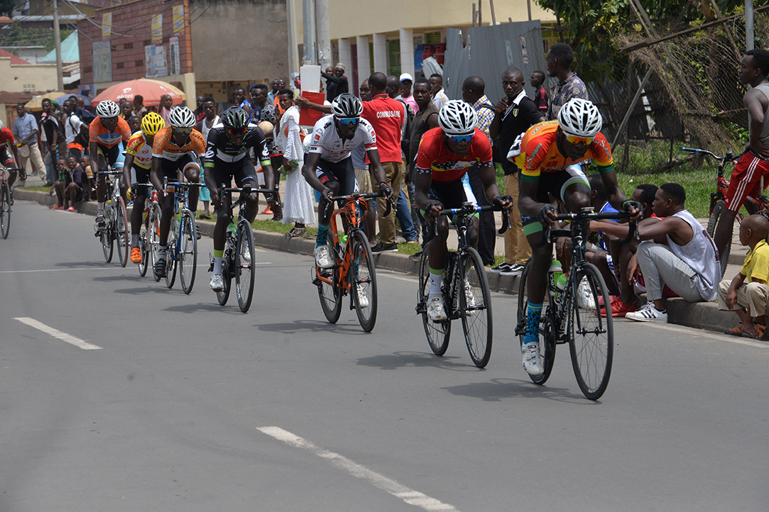 Igikundi cyarimo Valens Ndayisenga, Mugisha Samuel na Nsengimana Jean Bosco cyakomezaga kugenda inyuma