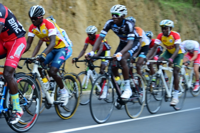 Nsengimana Jean Bosco (wambaye umukara) mbere y'uko acomoka mu gikundi