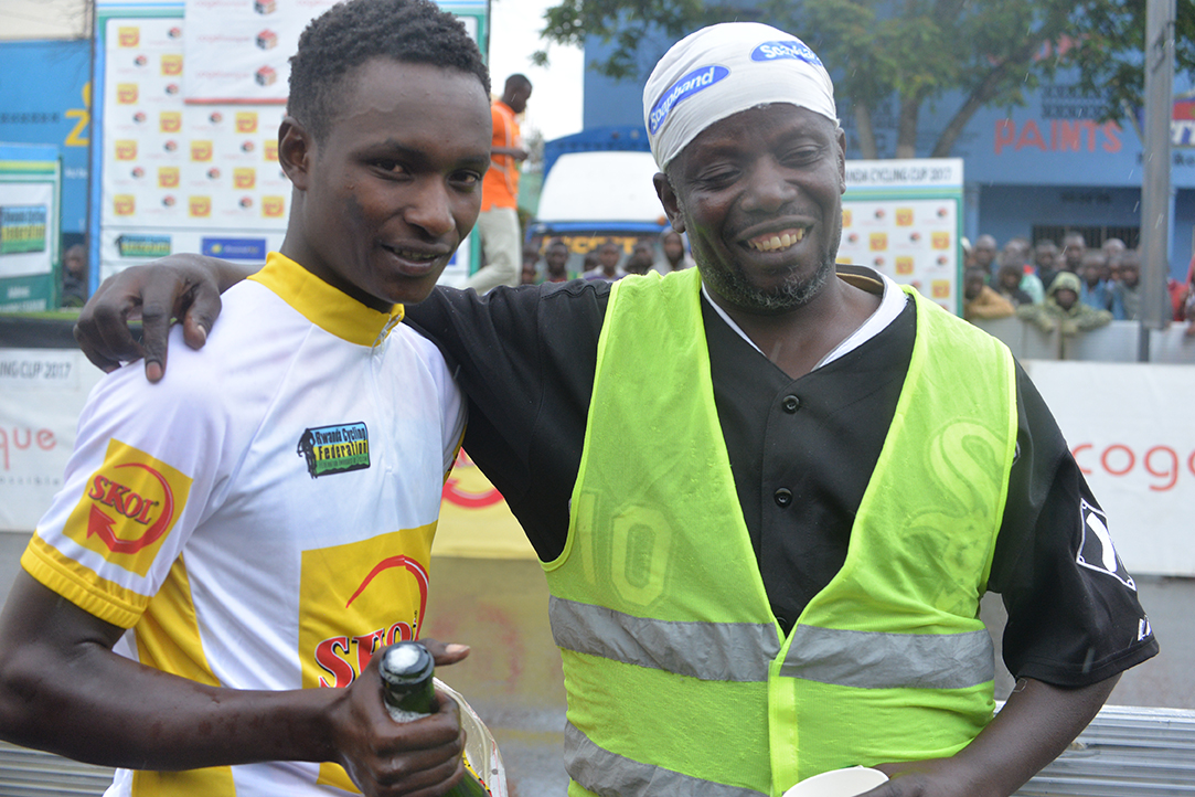 Hakiruwizeye Samuel waje ku mwanya wa gatatu ndetse aba n'uwa mbere mu batarengeje imyaka 23, aha yari ari kumwe na Papa we nyuma y'isiganwa