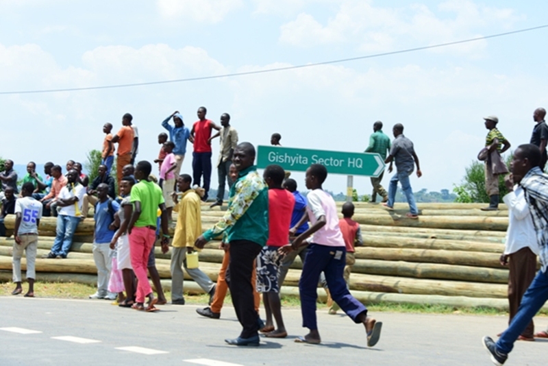 Abafana bishimiye cyane iri rushanwa, bariruka inyuma y'amagare