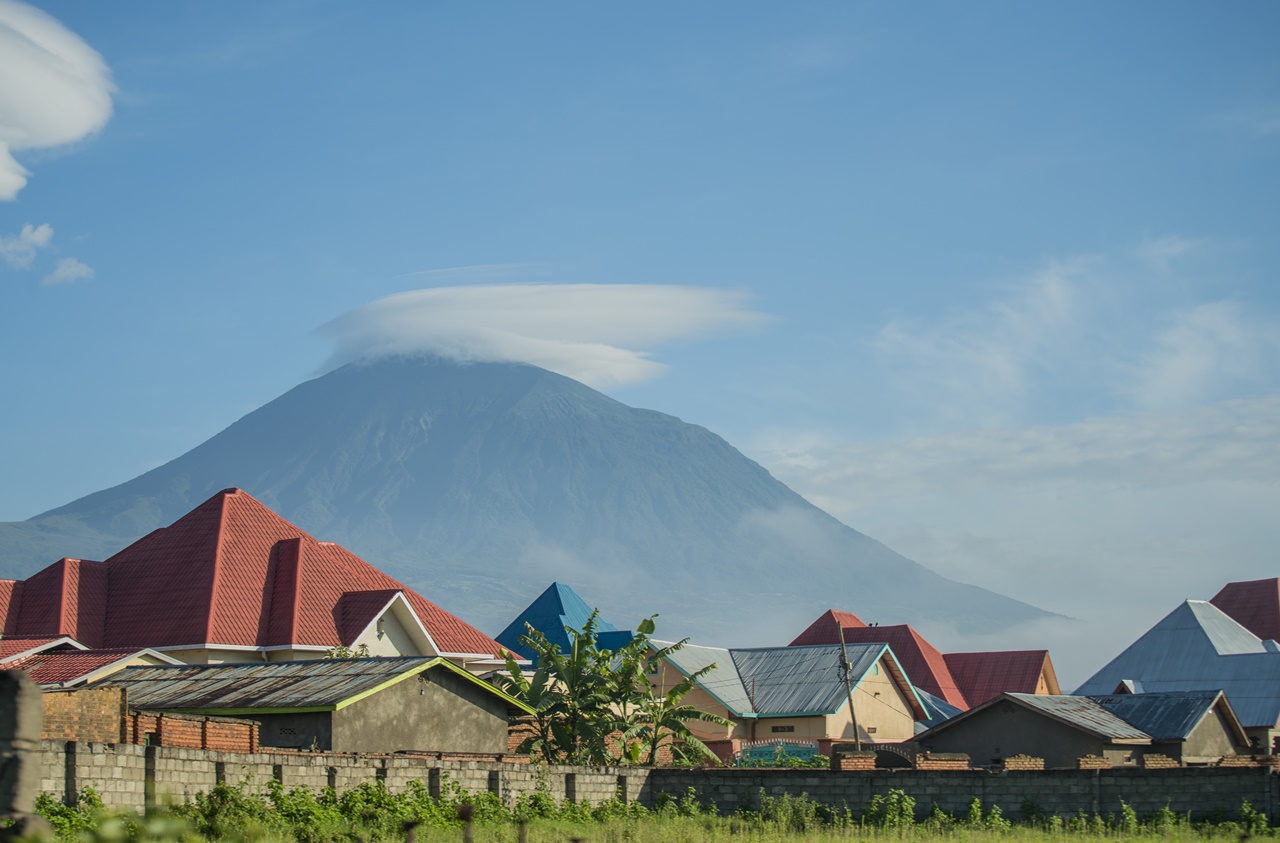Izo ni zimwe mu nyubako zigezweho usanga mu nkengero za Pariki y'Ibirunga