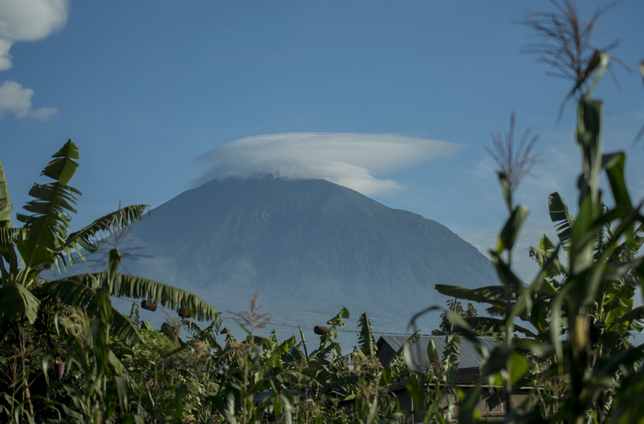 Iyo uhindukije amaso uhita usanga ukikijwe n'ibirunga bitandukanye. Iki ni ikirunga cya Muhabura