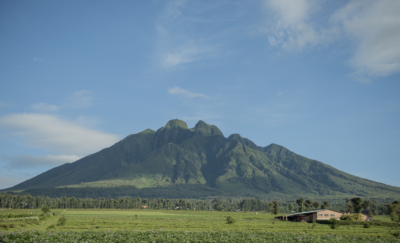 Iyo ugarutse umanuka wirebera ikirunga cya Sabyinyo