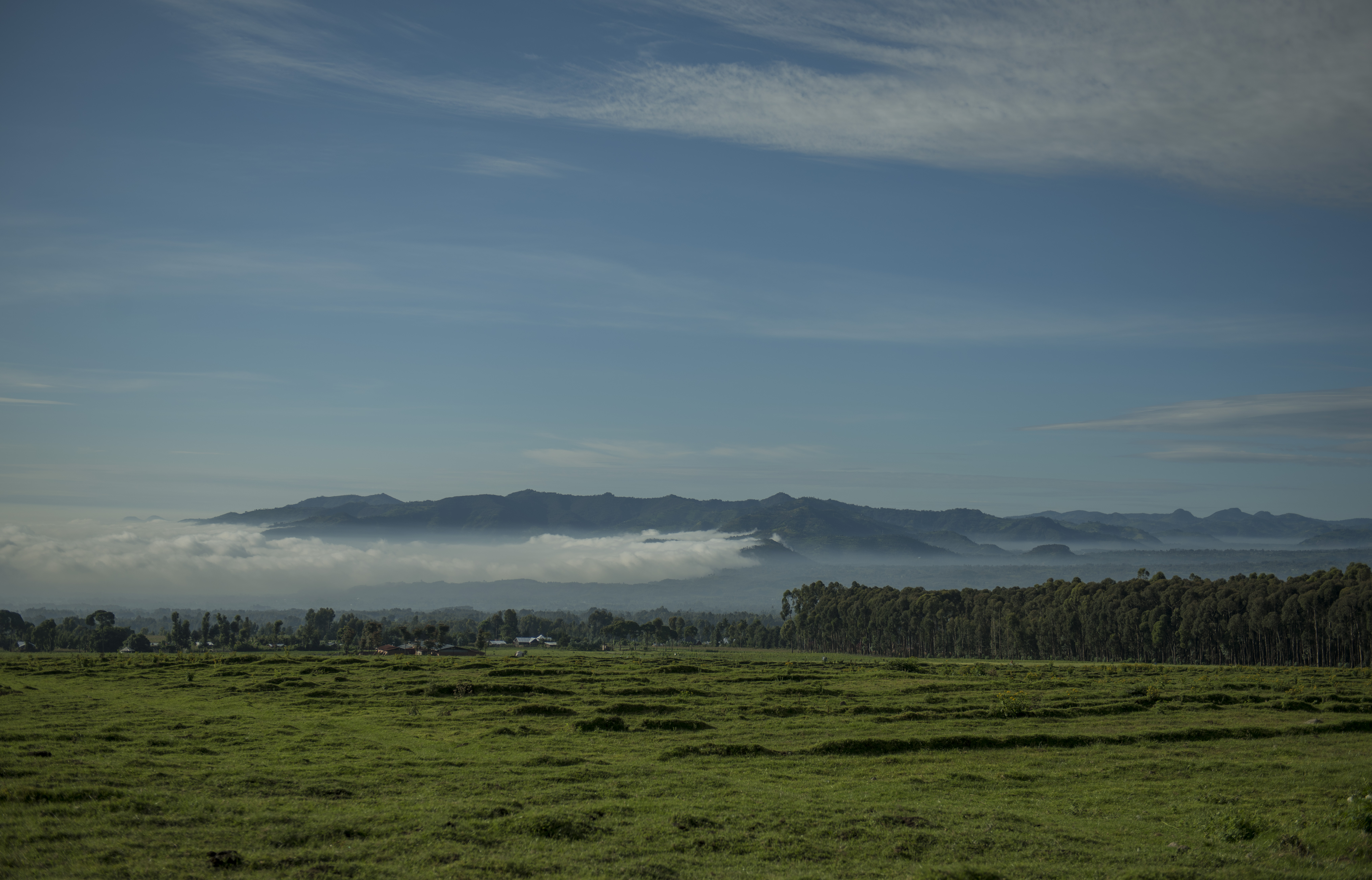 Iyo uhagaze mu Kinigi ukitegereza inyuma aho uturutse, iyo niyo shusho ubona y'igicu cyapfutse Umujyi wa Musanze