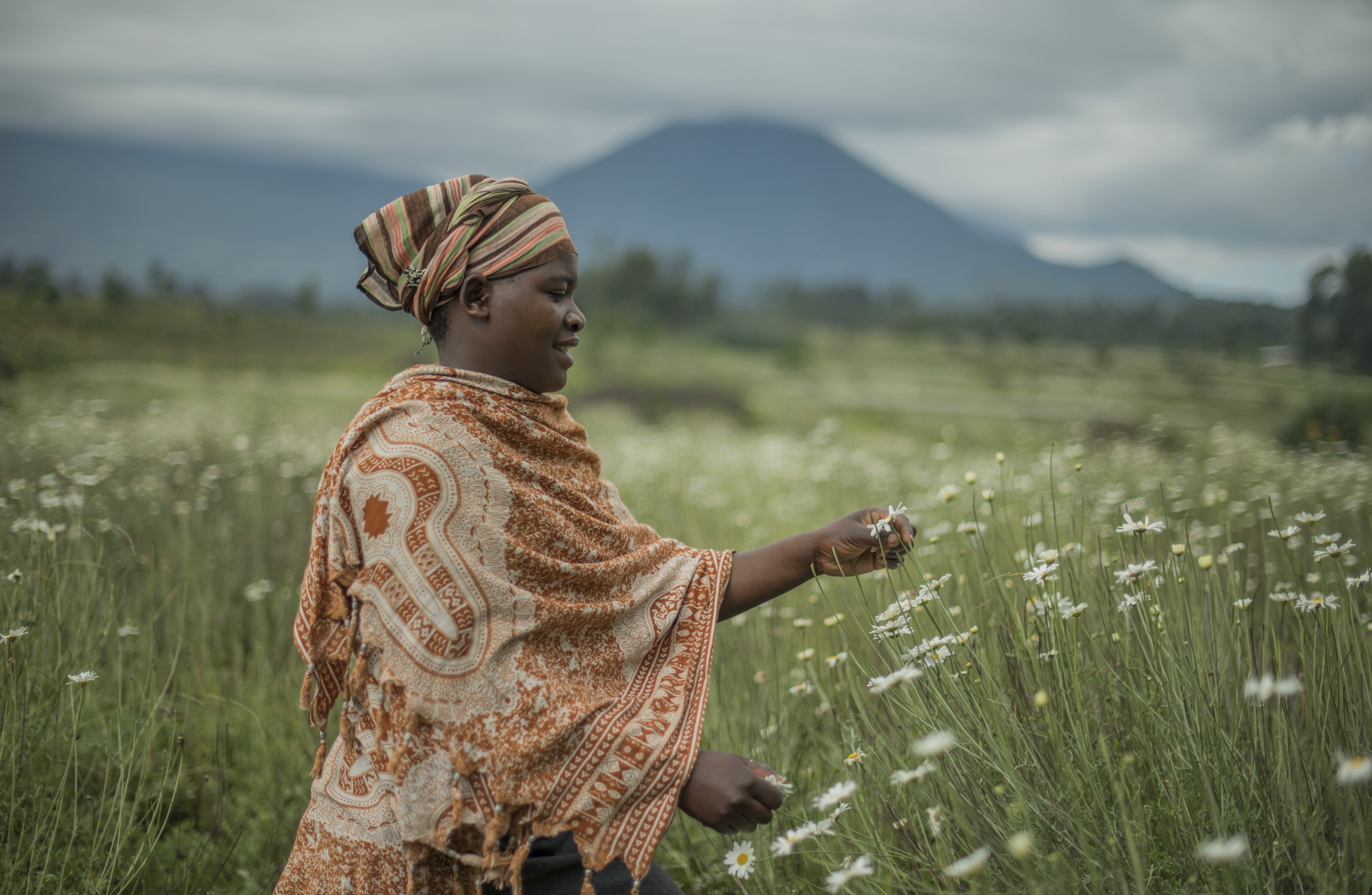 Umwe mu baturage uri gukorera Ibireti, kimwe mu bihigwa byinjiza amadevize, bihingwa muri aka gace