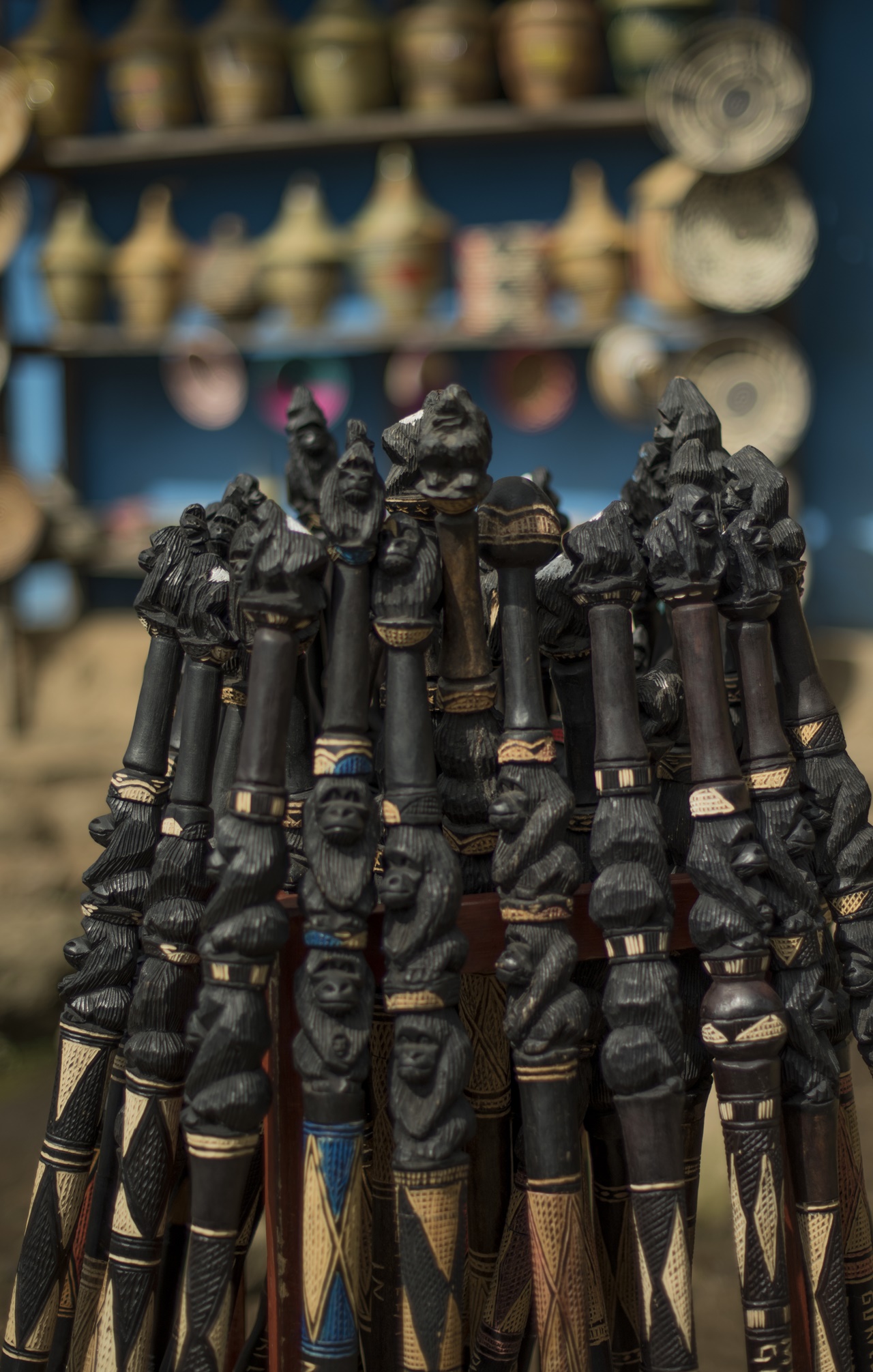 Baba baguteguriye n'inkoni wakwitwaza mu rugendo ruba rutoroshye