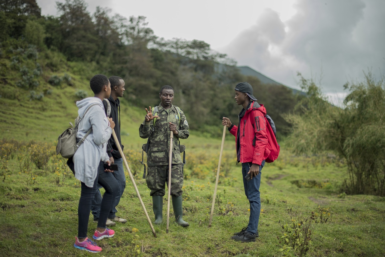 Rimwe mu itsinda ry'abiteguraga gutangira urugendo rwo kureba ingagi, barimo guhabwa amabwiriza y'ibanze