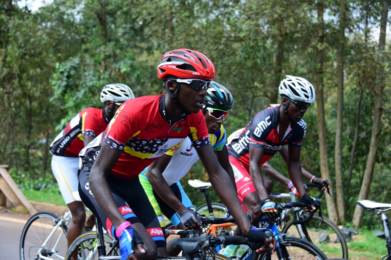 Mugisha Samuel wambaye umutuku azaba akina Tour du Rwanda ku nshuro ya mbere
