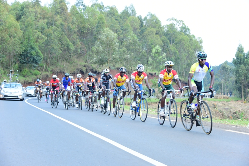 Nathan Byukusenge wa Team Rwanda imbere