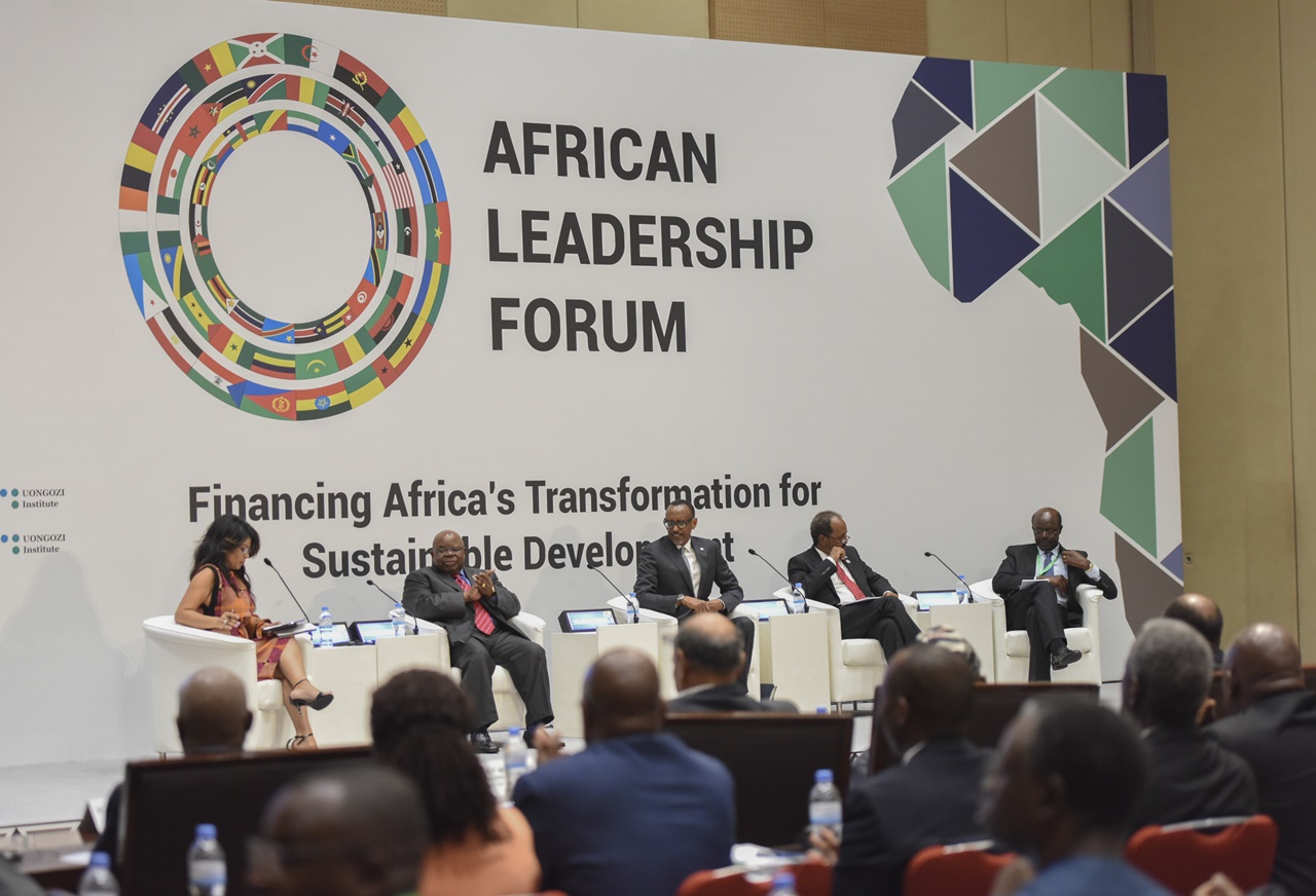 Perezida Kagame n'abo bari kumwe mu kiganiro barimo Benjamin Mkapa wahoze ari Perezida wa Tanzania, Hassan Mohamed wahoze ari Perezida wa Somalia, Mukhisa Kituyi uyobora ishami ry'umuryango w'Abibumbye ryita ku bucuruzi n'iterambere (UNCTAD)