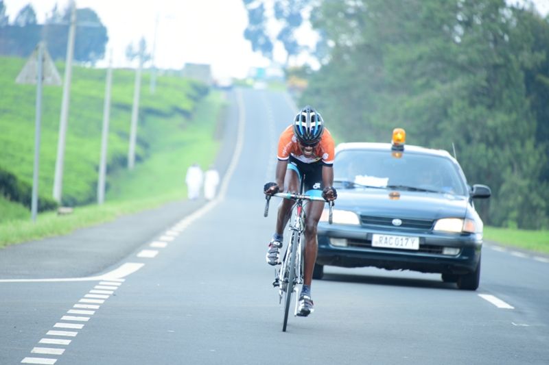 Twizerane Mathieu wa Les Amis Sportifs yatangiye kwanikira bandi mbere gato yo kwinjira Nyungwe