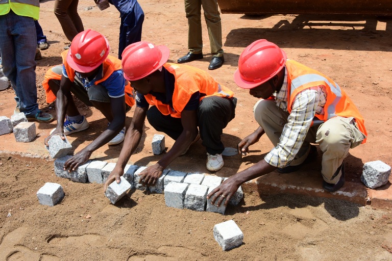 Aba bayobozi basuye aho abahuguwe na NEP mu gutunganya amabuye yo gukoresha imihanda bari gukorera bakora imihanda