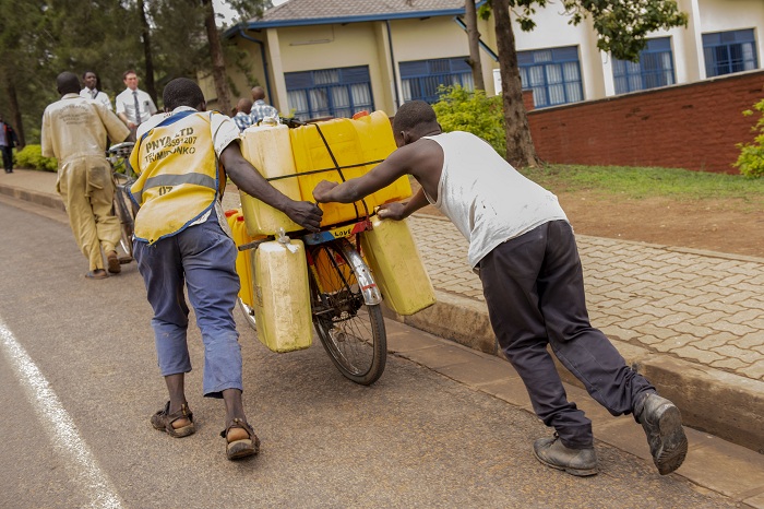 Bamwe batunga imiryango yabo babikesha kuvomera abantu amazi