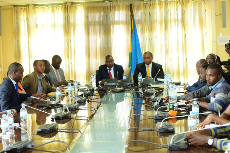 Abanyamakuru n'abandi bantu batandukanye bari bitabiriye umuhango w'itangazwa ry'amanota y'ibizamini bisoza ayisumbuye 