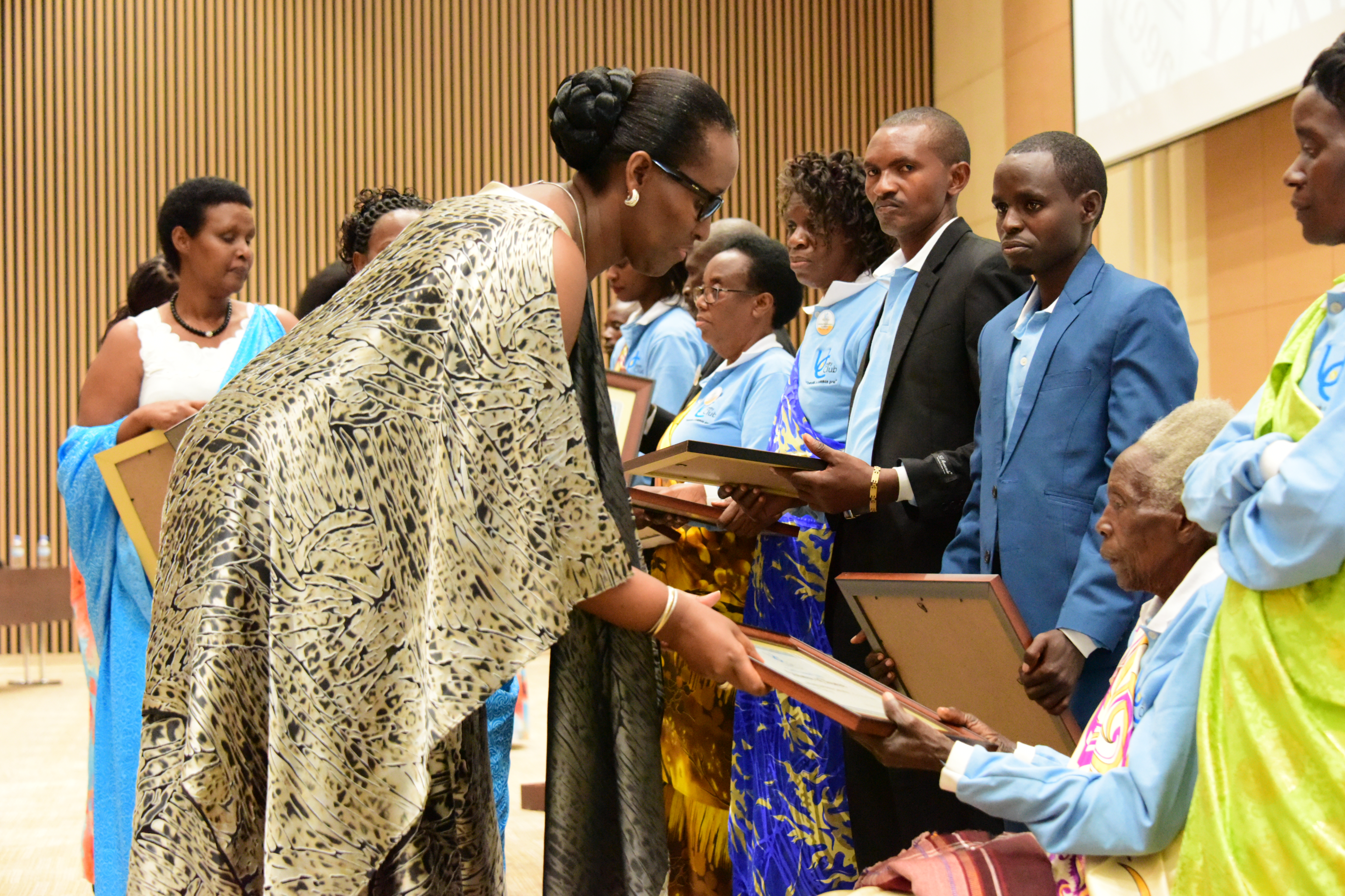 Muri uyu Muhango Madame Jeannette Kagame yahembye abarinzi b'igihango