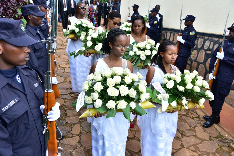 Bitwaje indabo zo gushyira ku mva ye