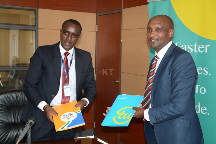 Umuyobozi wa RRA Tusabe (iburyo) n