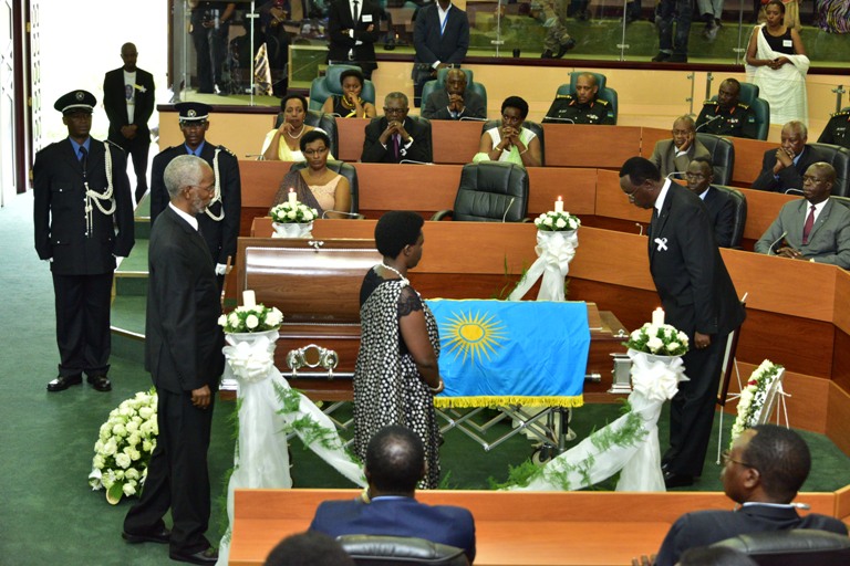 Perezida wa Sena Makuza Bernard yunamira umubiri wa Senateri Mucyo