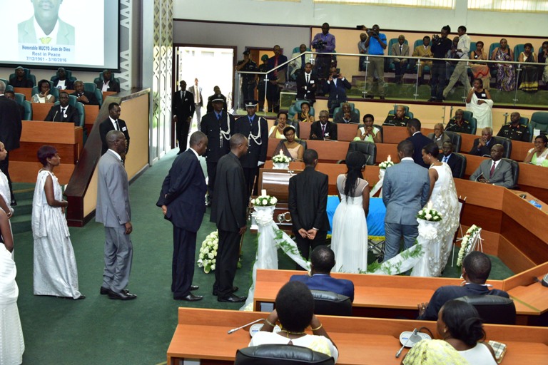 Abayobozi bandi nabo bari kunamira bwa Nyuma Umubiri wa Senateri Mucyo 