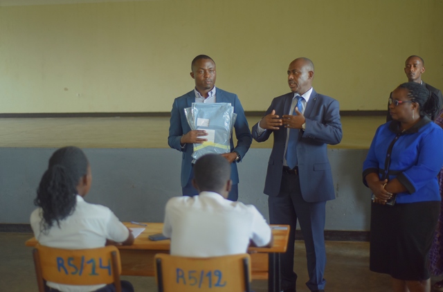 Min Dr Mutimura ajya gutangiza ibizamini ngiro yabanje kugira inama abanyeshuri anabifuriza intsinzi