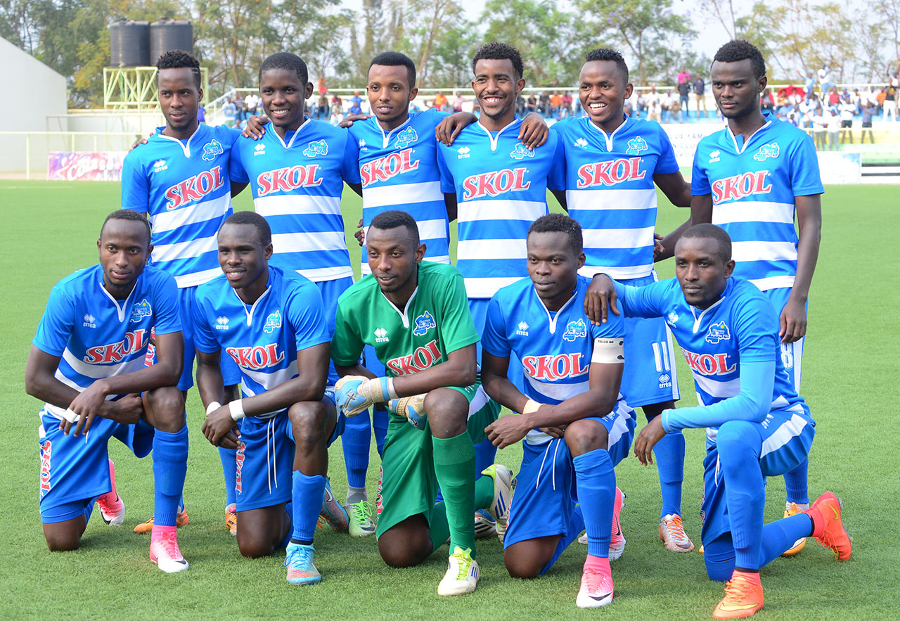 Ikipe ys Rayon Sports yabanje mu kibuga, ku maso bamwenyuraga