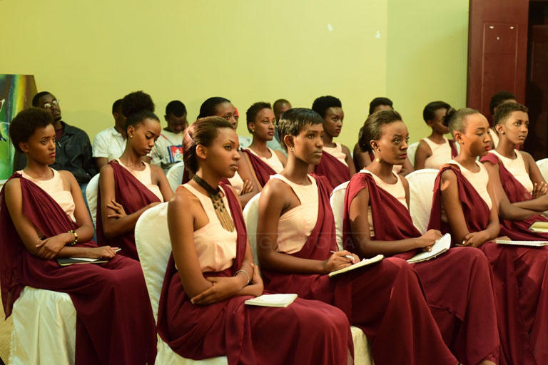 Abahatanira Miss Rwanda 2017 bitegura gusinyira imihigo 