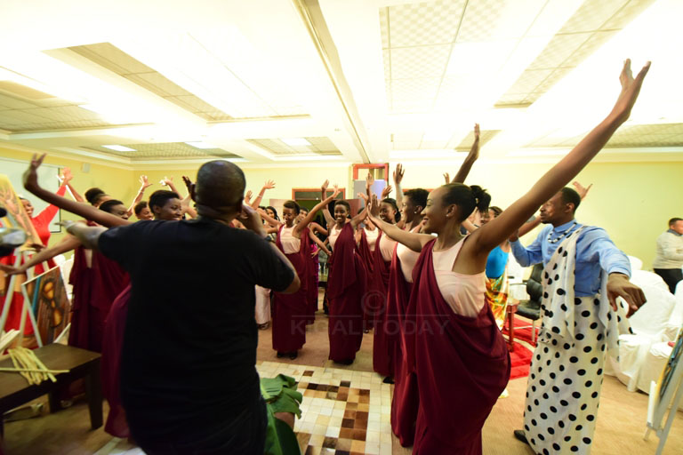 Aha abahatanira Miss Rwanda 2017 bari barimo kubyina imbyino za Kinyarwanda bari kumwe n'umuhanzi Masamba Intore 