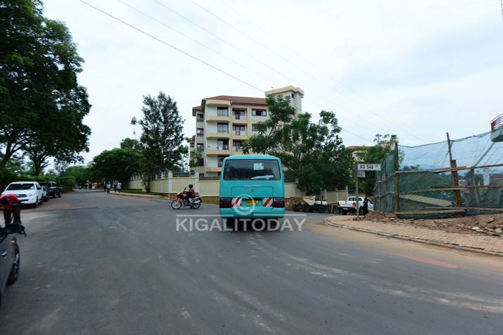Zinyura ku cyicaro cy'Ikigo cy'Igihugu gishinzwe imiturire zihita zimanuka mu muhanda unyura munsi ya Telecom House.