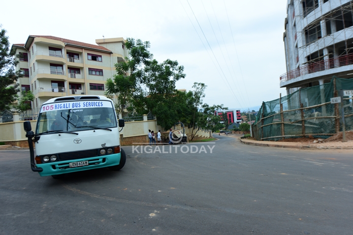Iyo modoka ivuye Nyabugogo iri kunyura ku cyicaro cy'Ikigo cy'igihugu gishinzwe imiturire (RHA).