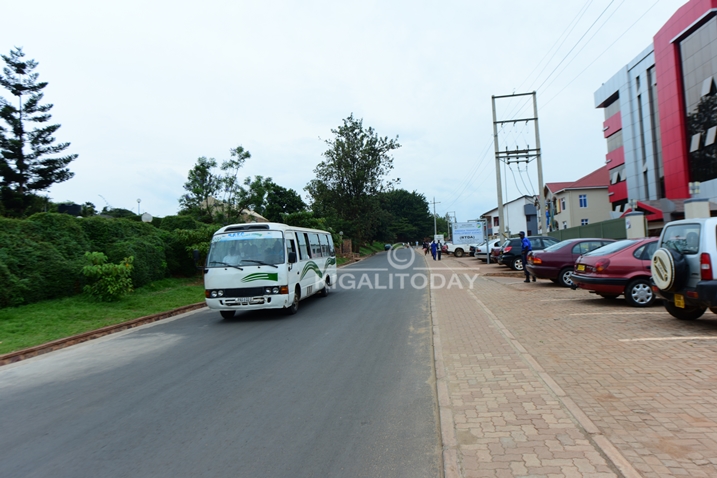 Zinyura munsi ya Telecom zikomeza ku nyubako nshya ikoreramo Ikigo gishinzwe imihanda (RTDA).