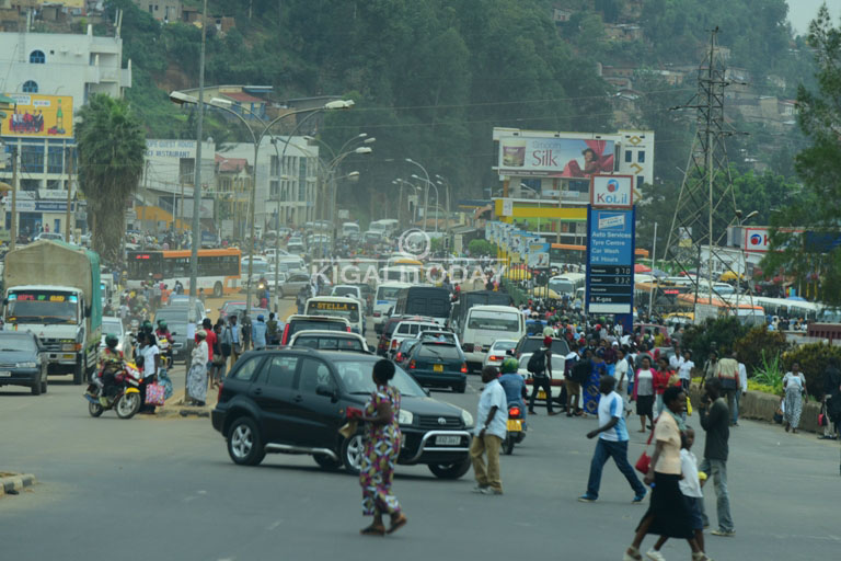 Mu mihanda ya Nyabugogo hari hari abantu benshi biganjemo abanyeshuri 