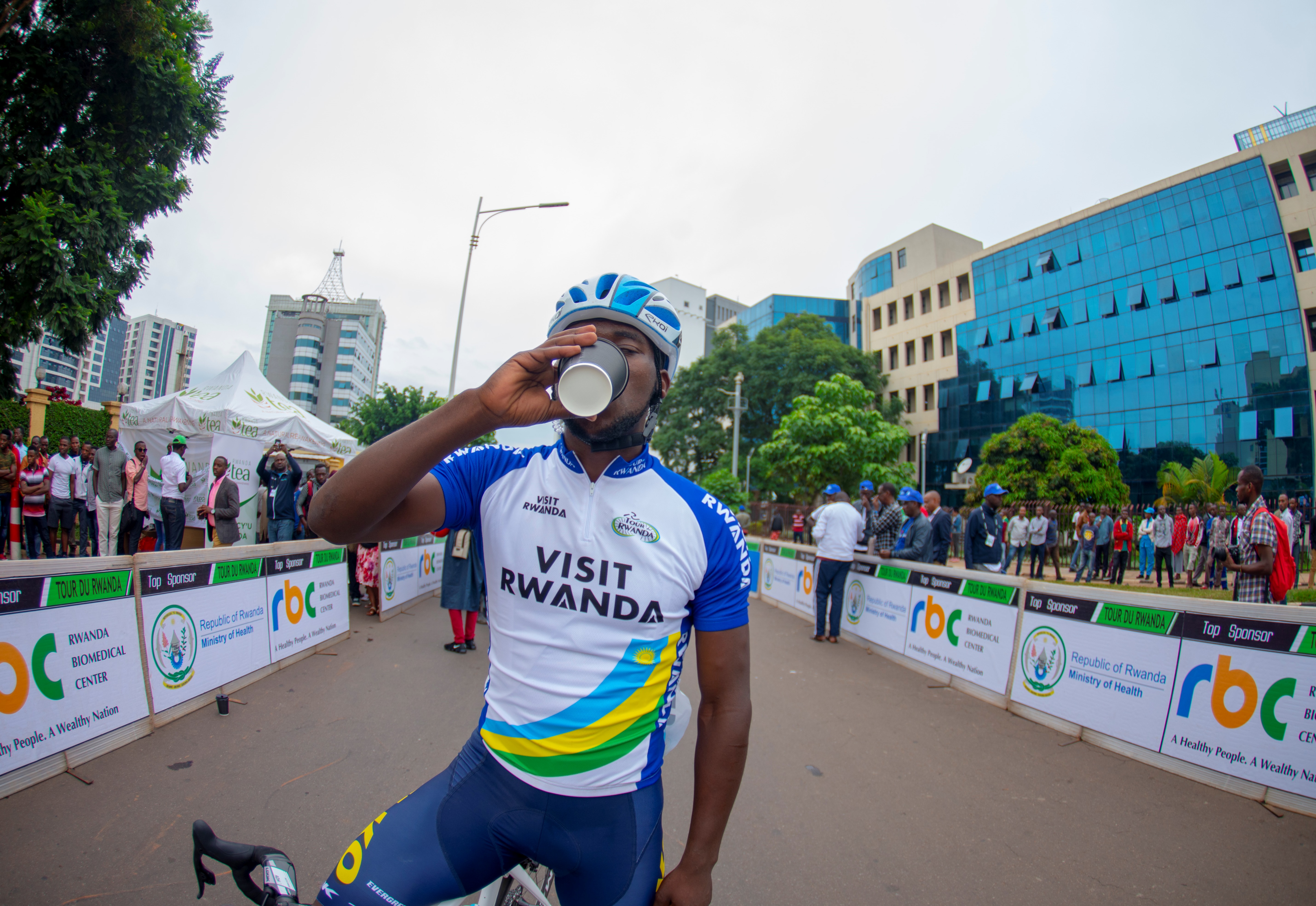 Areruya Joseph mu mwambaro wa Visit Rwanda, mbere yo guhaguruka yabanje kunywa icyayi cy'u Rwanda