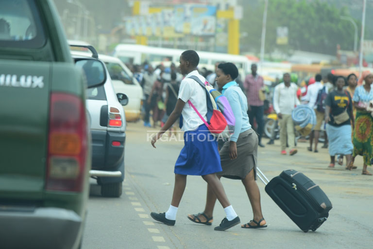 Muri Gare ya Nyabugogo abanyeshuri babarirwa mu bihumbi bari bafite ibikapu, imifariso n'ibindi bikoresho bashaka imodoka zibajyana aho biga mu ntara 