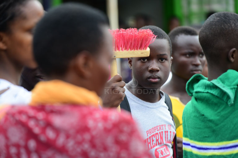 Bamwe mu maso yabo hari hijimye bibaza igihe bari bubonere imodoka zibajya ku ishuri