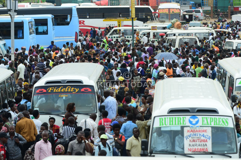 Abanyeshuri n'ababaherekeje babyiganaga bashaka imodoka muri Gare ya Nyabugogo