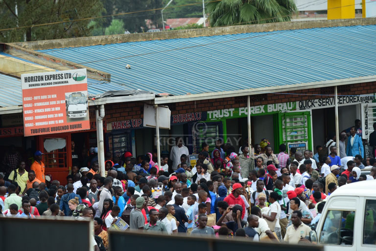 Ku miryango y'amakompanyi atwara abagenzi mu modoka hari huzuye abanyeshuri bashaka amatike 