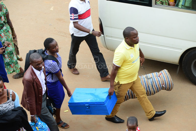 Bamwe mu banyeshuri bari baherekejwe n'ababyeyi babo baje kubashakira imodoka zibajyana ku ishuri 