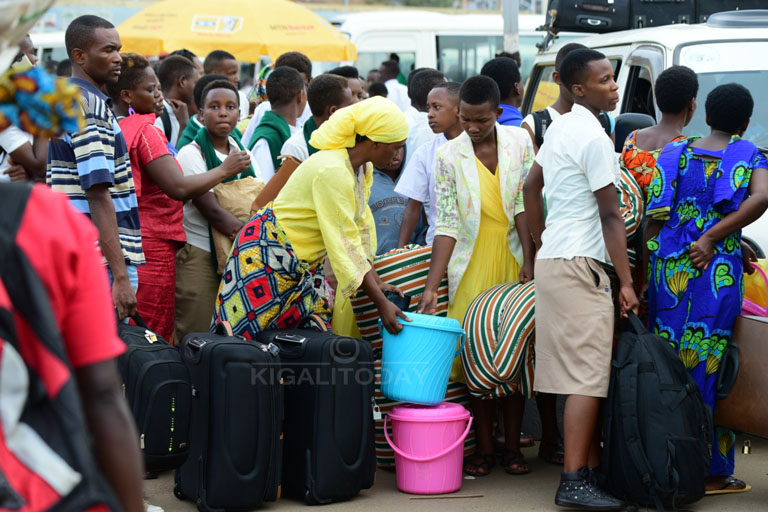 Abashakaga amatike y'imodoka zibajyana ku ishuri basabwaga gutonda imirongo 