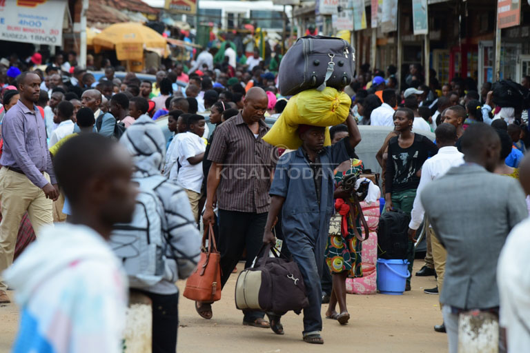Hari abajyanye ibikoreho byinshi ku ishuri byasabaga ko bashaka abakaraningufu babatwaza ngo babibagereze ku modoka 