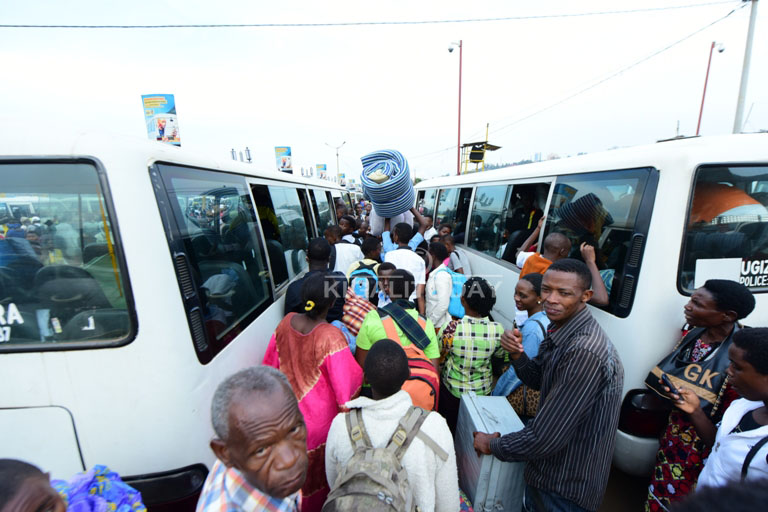 Ababaga babonye amatike babonaga imodoka ibatwara ije bakiruka bajya gutanguranwa imyanya babyigana 