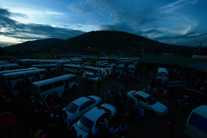 Ijoro ryarinze rigwa abantu bakiri benshi.