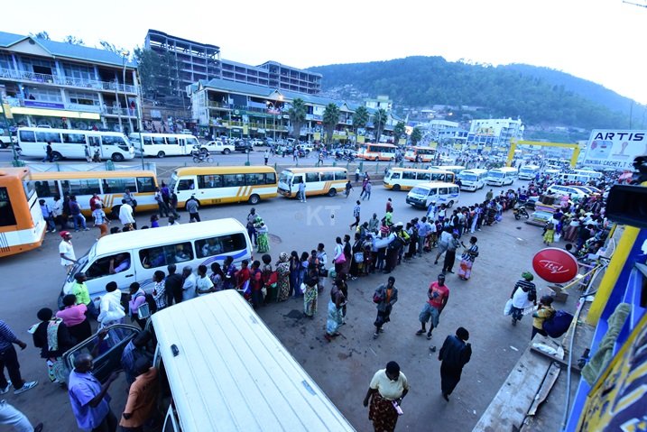 Abagenzi bakomeje kwinubira gutinda ku mirongo bategereje bisi