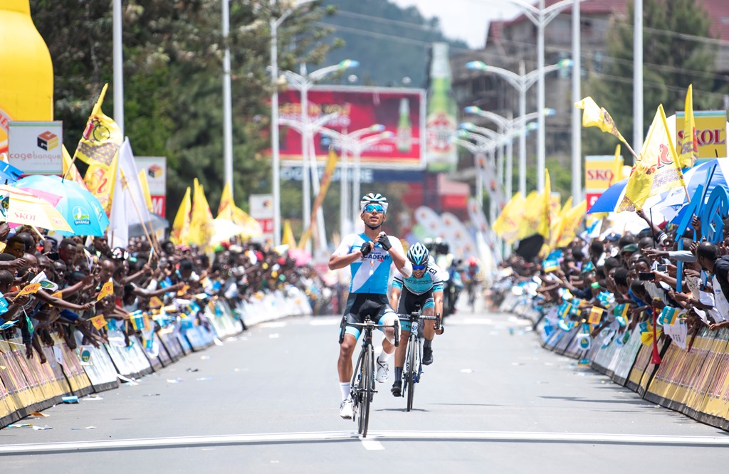 Edwin Avila ubwo yasozaga isiganwa ari ku mwanya wa mbere