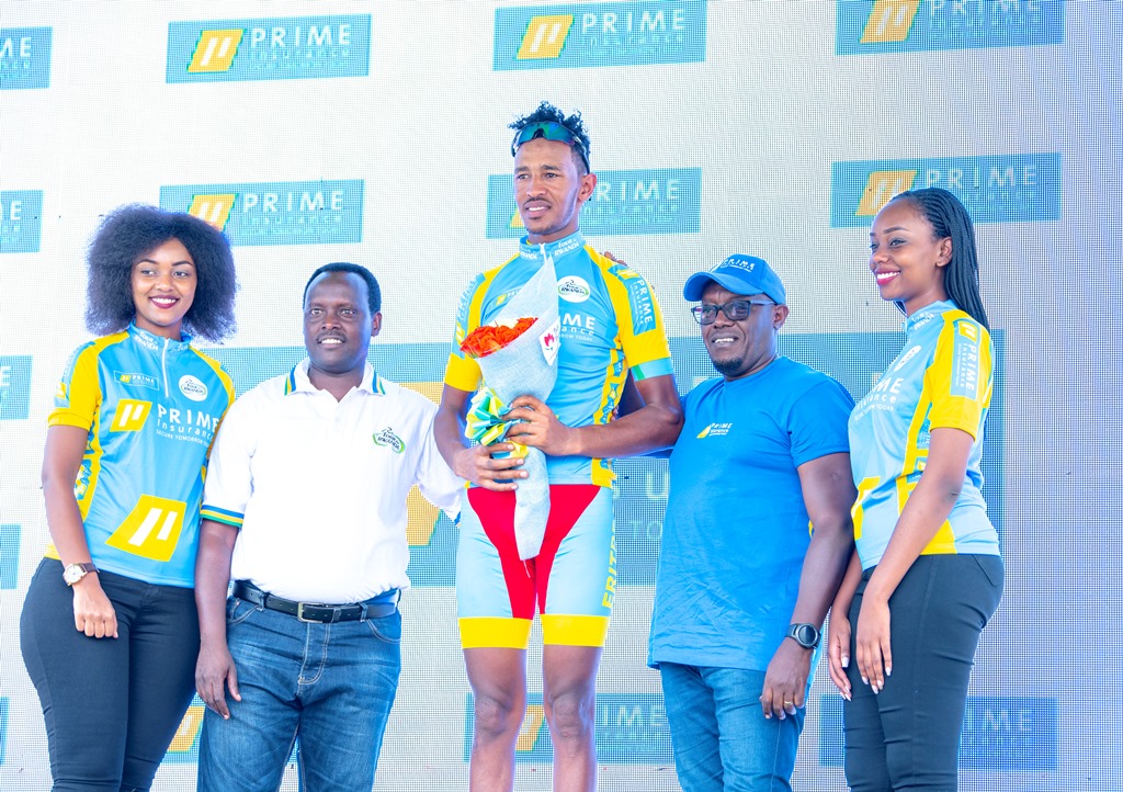 Umunya-Eritrea Debesay Yakob yambikwa Umwenda w'umukinnyi ukiri muto witwaye neza, umwenda utangwa na Prime Insurance Ltd