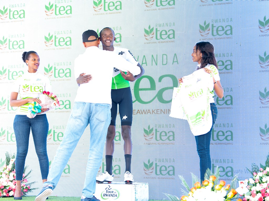 Mugisha Samuel ukinira Dimension Data yahembwe na Rwanda Tea nk'umukinnyi warushije abandi guhatana