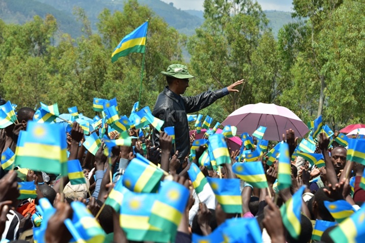 Abaturage bamugaragarije ko bamwishimiye ubwo yari akihagera.